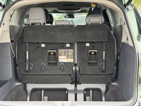 Used 2021 Toyota Sienna Limited image 11