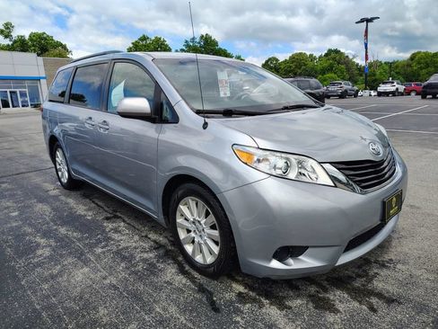 Used 2014 Toyota Sienna LE AWD/4WD image 2