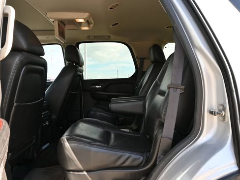 Used 2012 Cadillac Escalade Luxury RWD image 21