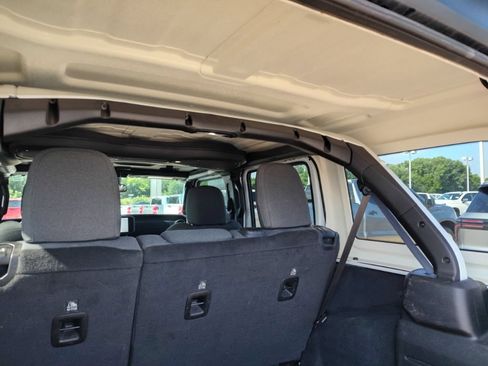 Used 2025 Jeep Wrangler Unlimited Rubicon AWD/4WD image 9