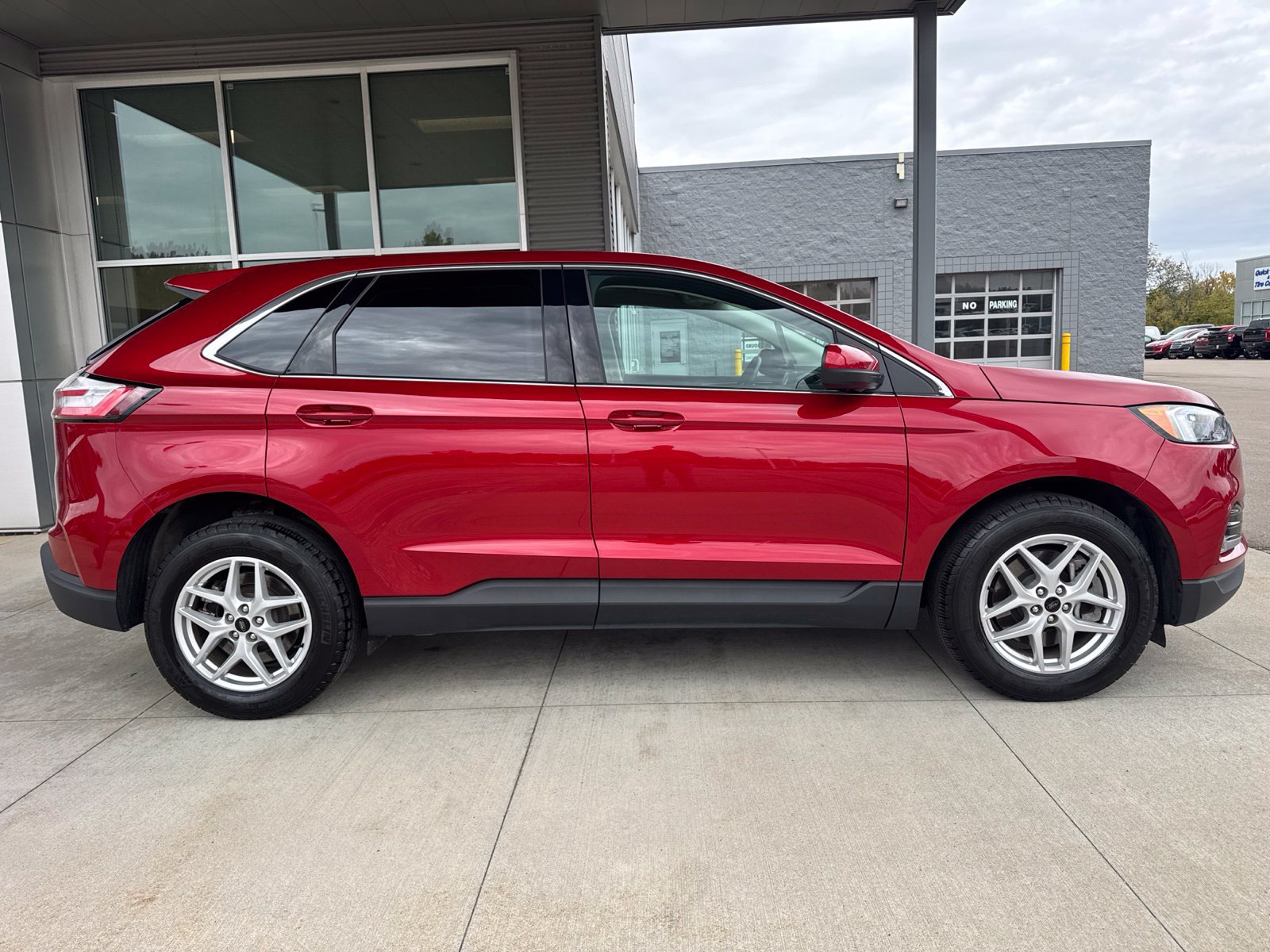 Certified 2024 Ford Edge SEL w/ Convenience Package AWD/4WD image 9