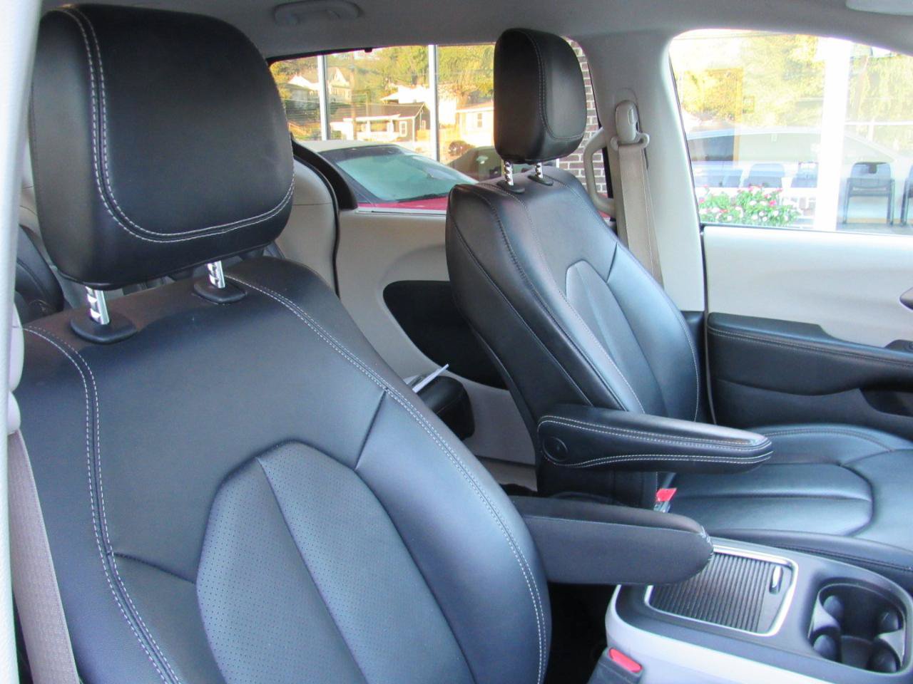 Used 2024 Chrysler Pacifica Touring-L FWD image 31