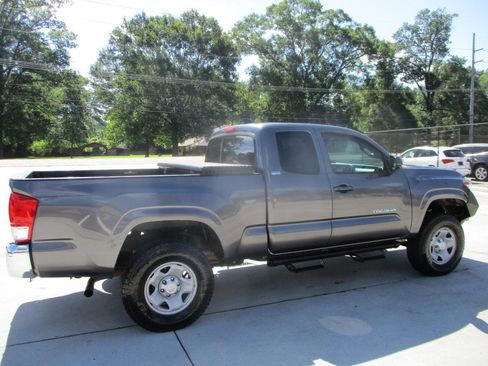 Used 2017 Toyota Tacoma SR5 AWD/4WD image 7