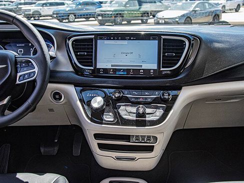 Used 2024 Chrysler Pacifica Touring-L FWD image 11