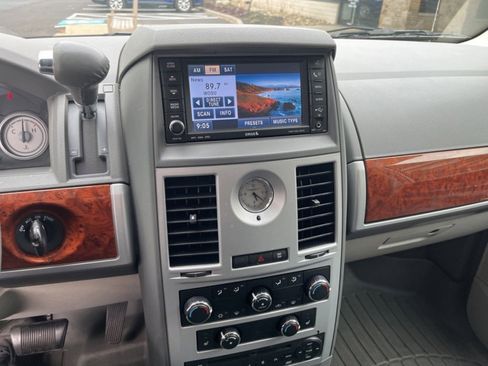 Used 2009 Chrysler Town & Country Touring w/ Entertainment Group #2 FWD image 18