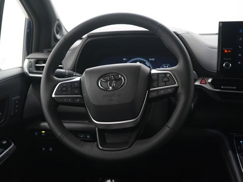 Used 2025 Toyota Sienna Platinum image 19