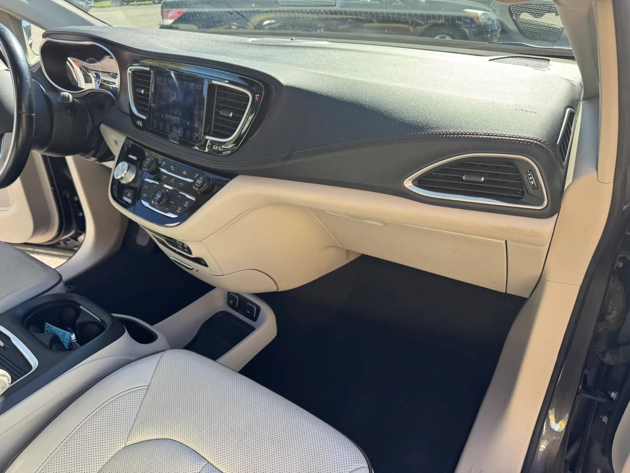 Used 2017 Chrysler Pacifica Limited FWD image 26