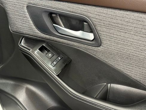 Used 2023 Nissan Rogue SV image 19