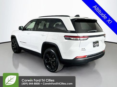 Used 2025 Jeep Grand Cherokee Altitude AWD/4WD image 11
