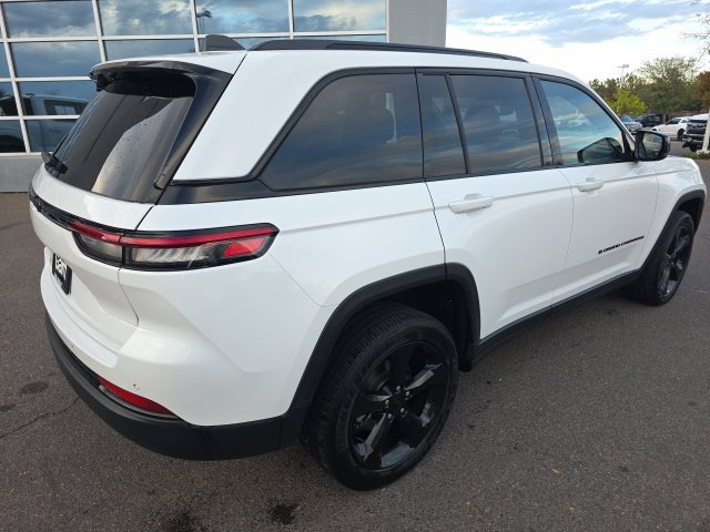 Used 2023 Jeep Grand Cherokee Altitude AWD/4WD image 6