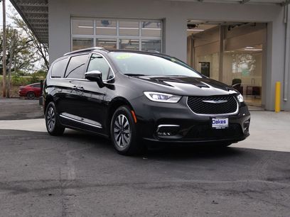 Used 2021 Chrysler Pacifica Limited w/ Uconnect Theater Family Group