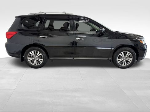 Used 2019 Nissan Pathfinder S image 4