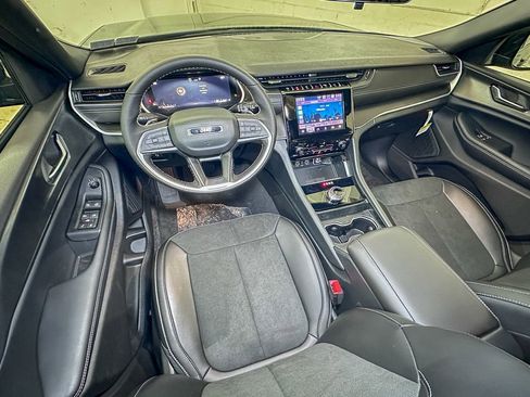 New 2025 Jeep Grand Cherokee L Altitude image 9