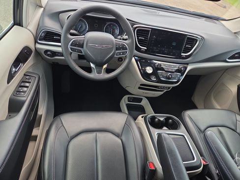 Used 2023 Chrysler Pacifica Touring-L FWD image 9