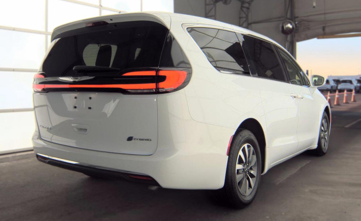 Used 2022 Chrysler Pacifica Touring-L FWD image 4