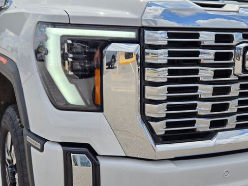 Used 2025 GMC Sierra 2500 Denali AWD/4WD image 3