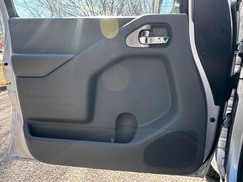 Used 2016 Nissan Frontier SV image 12