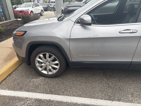 Used 2017 Jeep Cherokee Limited AWD/4WD image 5