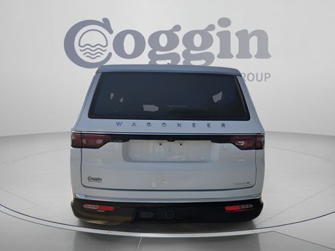 Used 2024 Jeep Wagoneer L Series II RWD image 4