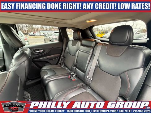 Used 2016 Jeep Cherokee Trailhawk w/ Comfort & Convenience Group AWD/4WD image 19