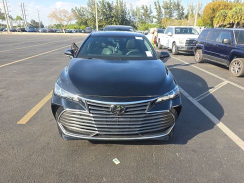 Used 2019 Toyota Avalon XLE w/ Moonroof Package image 2