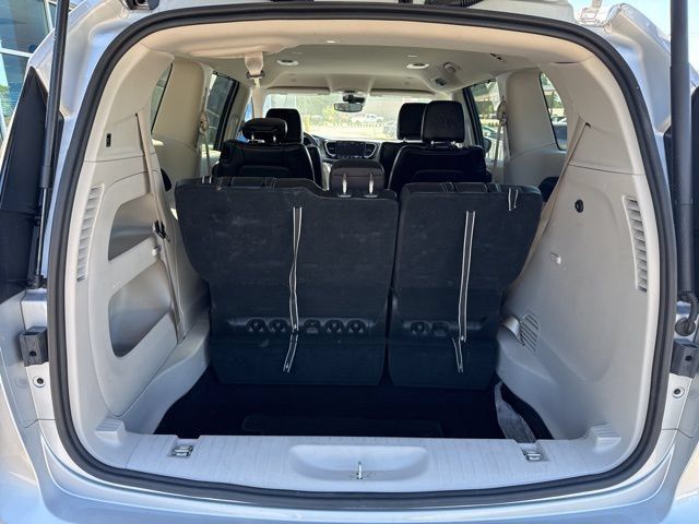 Used 2024 Chrysler Pacifica Touring-L FWD image 24