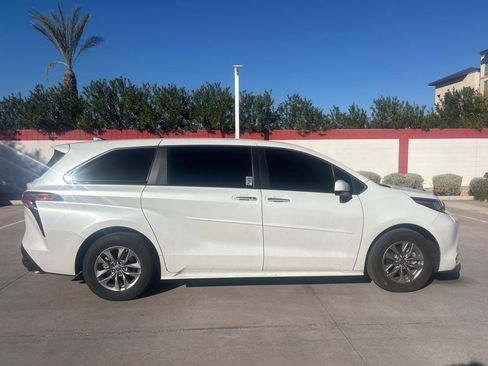 Used 2022 Toyota Sienna XLE image 3