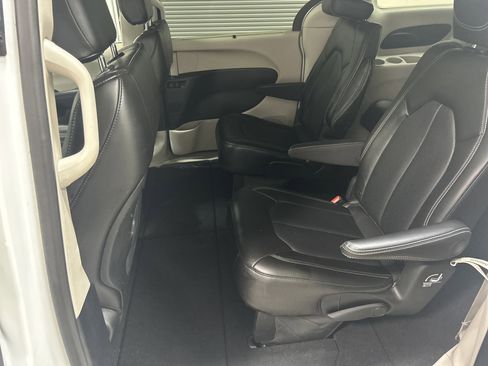 Used 2024 Chrysler Pacifica Touring-L image 25