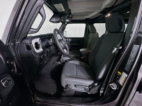 Used 2025 Jeep Wrangler Sahara image 13