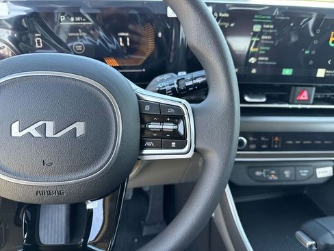 New 2026 Kia Carnival LX FWD image 12