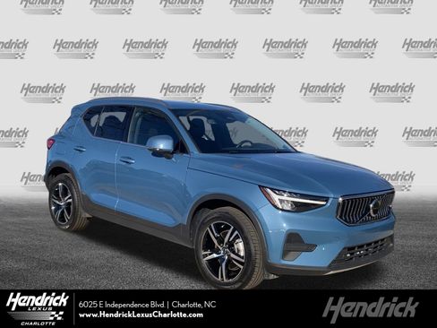 Used 2025 Volvo XC40 B5 Core image 1