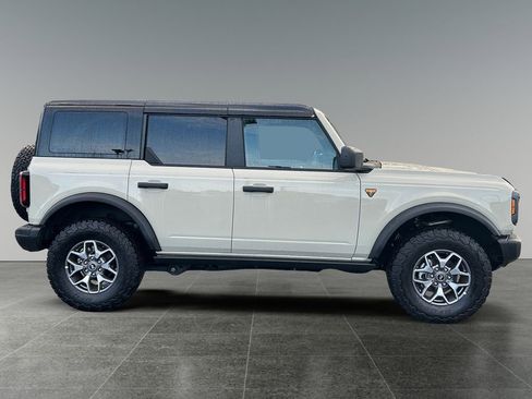 Used 2025 Ford Bronco Badlands image 8