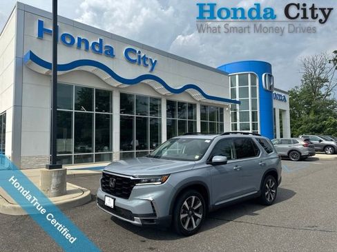 Used 2023 Honda Pilot Touring image 1