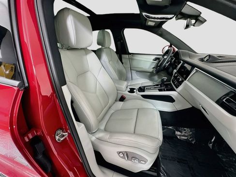 Certified 2023 Porsche Macan AWD/4WD image 30