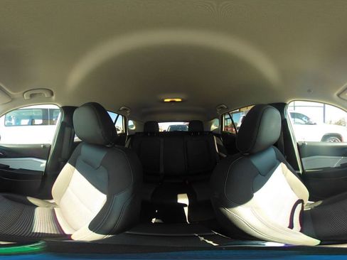 Used 2025 Chevrolet Trax LT image 42