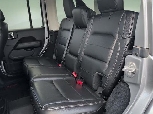 Used 2018 Jeep Wrangler Unlimited Sahara image 11