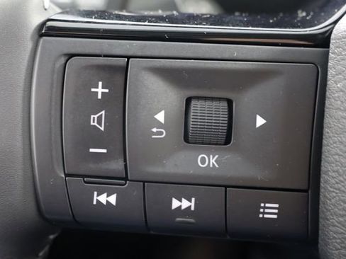 Used 2025 Nissan Rogue SL w/ SL Premium Package image 11