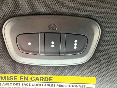 Used 2025 Chrysler Pacifica Limited image 31