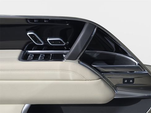 Certified 2025 Land Rover Range Rover SE image 29