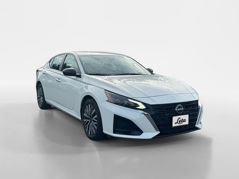 Used 2025 Nissan Altima 2.5 SV FWD image 2