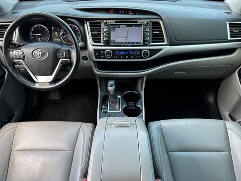 Used 2018 Toyota Highlander XLE FWD image 16