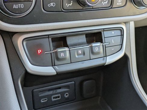 Used 2023 GMC Terrain SLT image 23