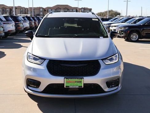 New 2026 Chrysler Pacifica Select image 2