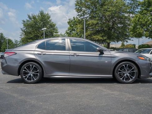 Used 2019 Toyota Camry SE FWD image 4