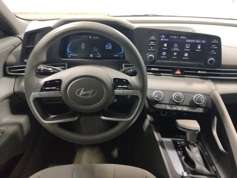 Used 2025 Hyundai Elantra SE FWD image 22