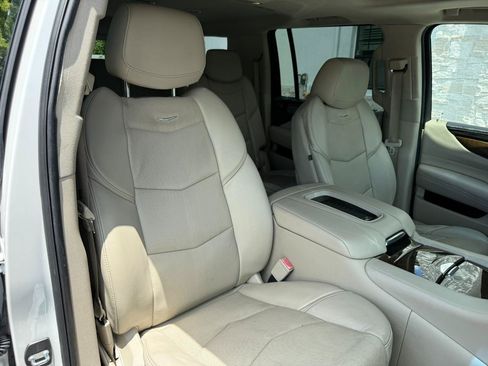 Used 2018 Cadillac Escalade ESV Luxury RWD image 21