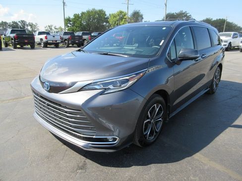 Used 2025 Toyota Sienna Platinum AWD/4WD image 11