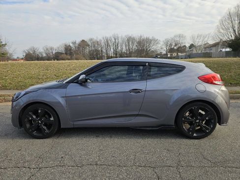 Used 2017 Hyundai Veloster Value Edition image 2