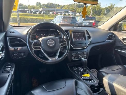 Used 2019 Jeep Cherokee Latitude Plus w/ Cold Weather Group AWD/4WD image 12
