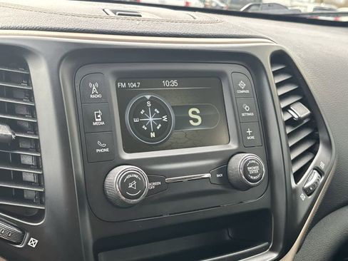 Certified 2018 Jeep Cherokee Latitude image 18